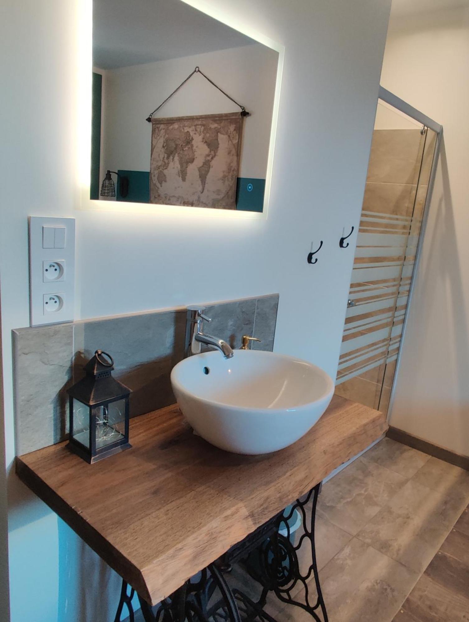 Au Coin Du Chemin Hotel Шамбери Стая снимка