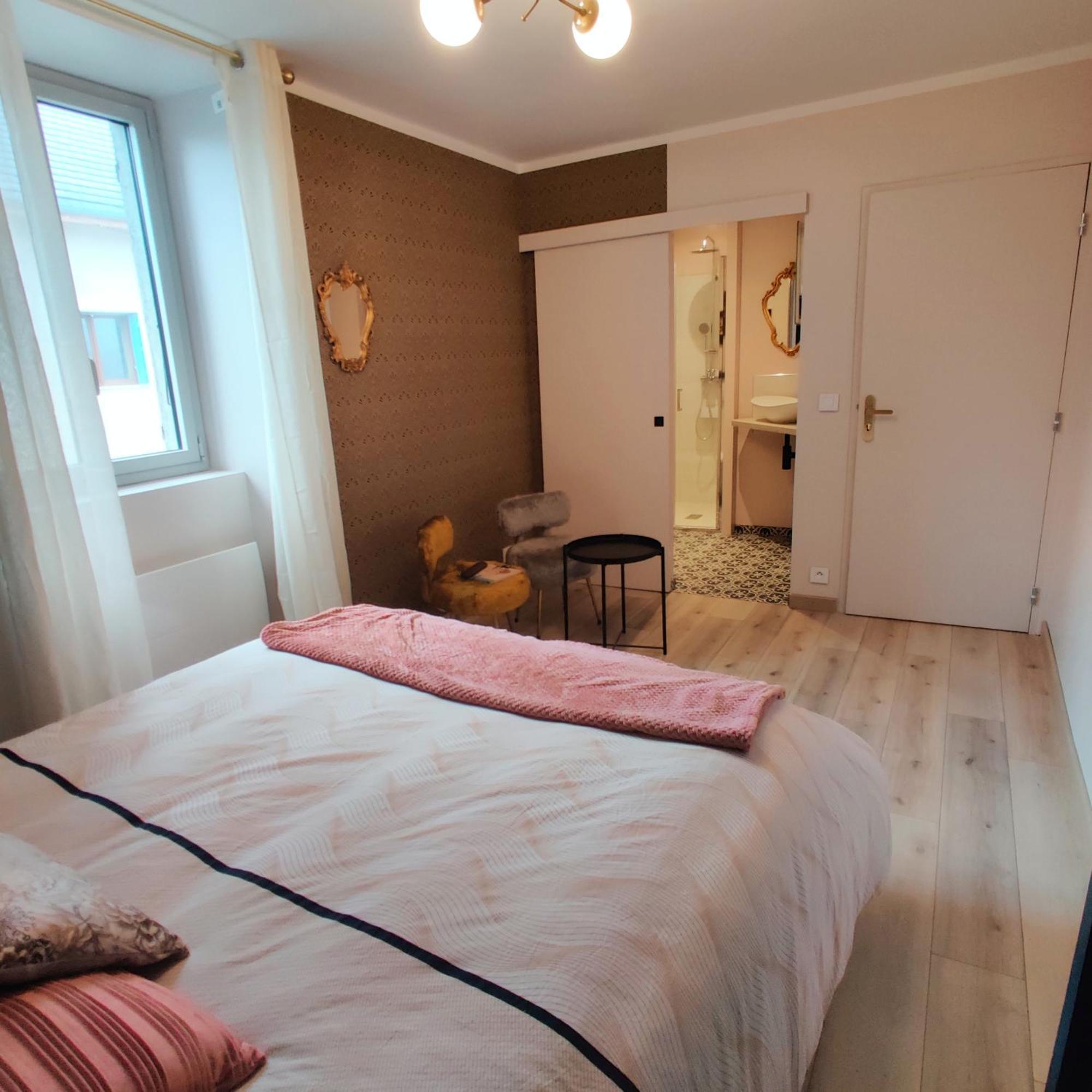 Au Coin Du Chemin Hotel Шамбери Стая снимка