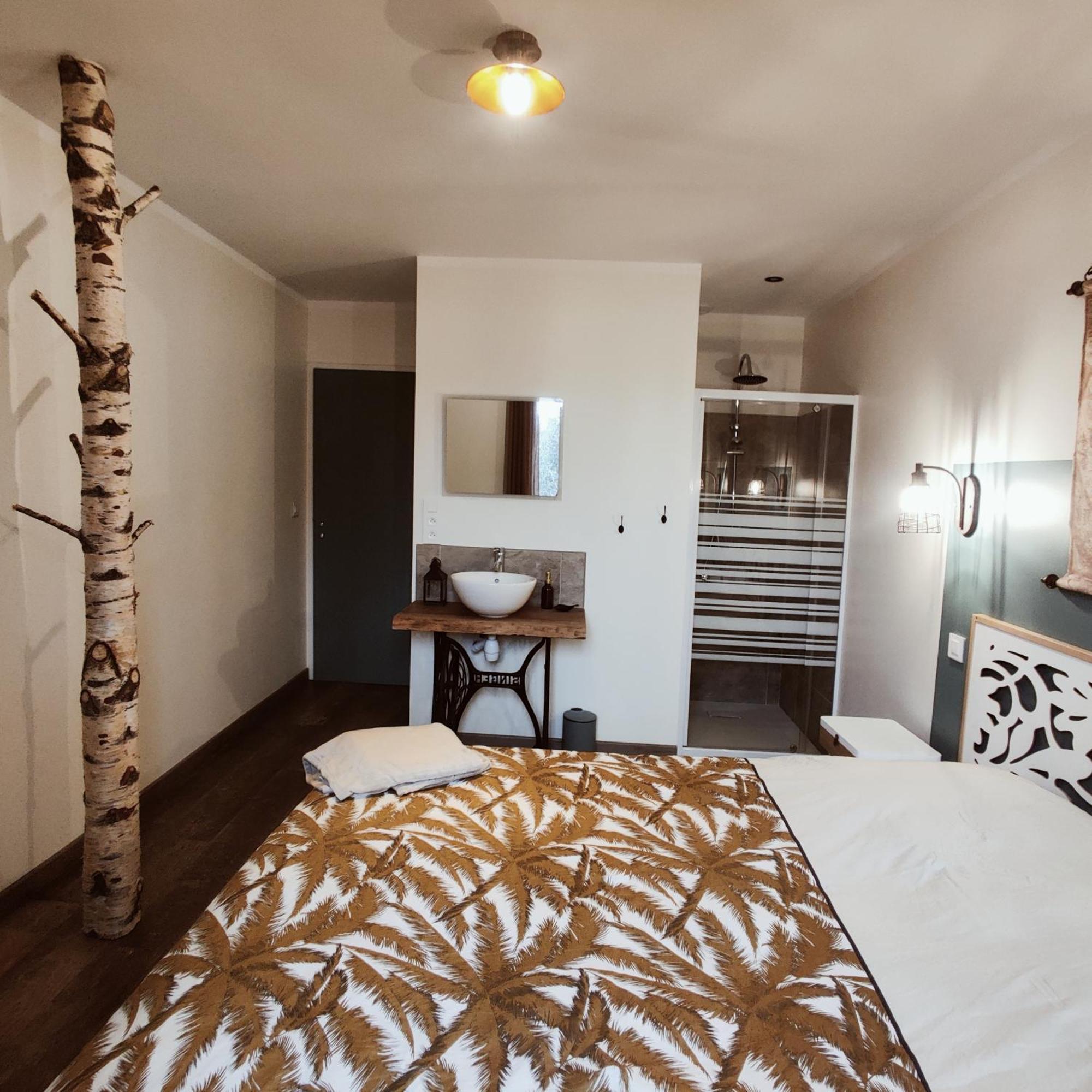 Au Coin Du Chemin Hotel Шамбери Стая снимка